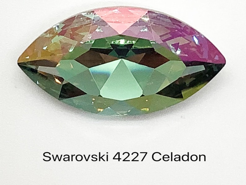 Peut inclure: Un cristal Swarovski de forme marquise, vert et iridescent, avec le texte "Swarovski 4227 Celadon" en dessous.