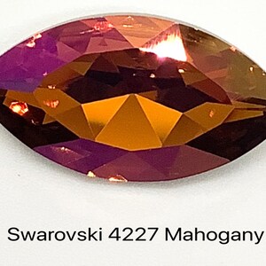 Peut inclure: Gros plan sur un seul cristal Swarovski facett&eacute; de couleur acajou en forme de marquise. Le cristal r&eacute;fl&eacute;chit la lumi&egrave;re, r&eacute;v&eacute;lant ses facettes.