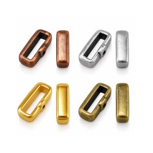 Peut inclure: Un ensemble de huit connecteurs de sangle rectangulaires en métal disposés par paires. Chaque paire comprend un cadre ouvert avec un petit trou latéral et une barre rectangulaire pleine. Les finitions incluent le cuivre, l'argent, l'or et le laiton.