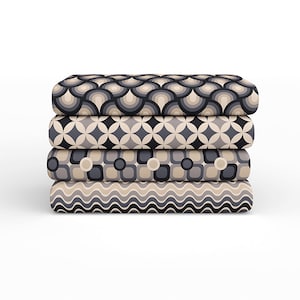Könnte beinhalten: Vier Stoffmuster mit geometrischen Mustern in Grautönen und Beige. Die Muster umfassen Wellen, Quadrate, Kreise und Sterne.