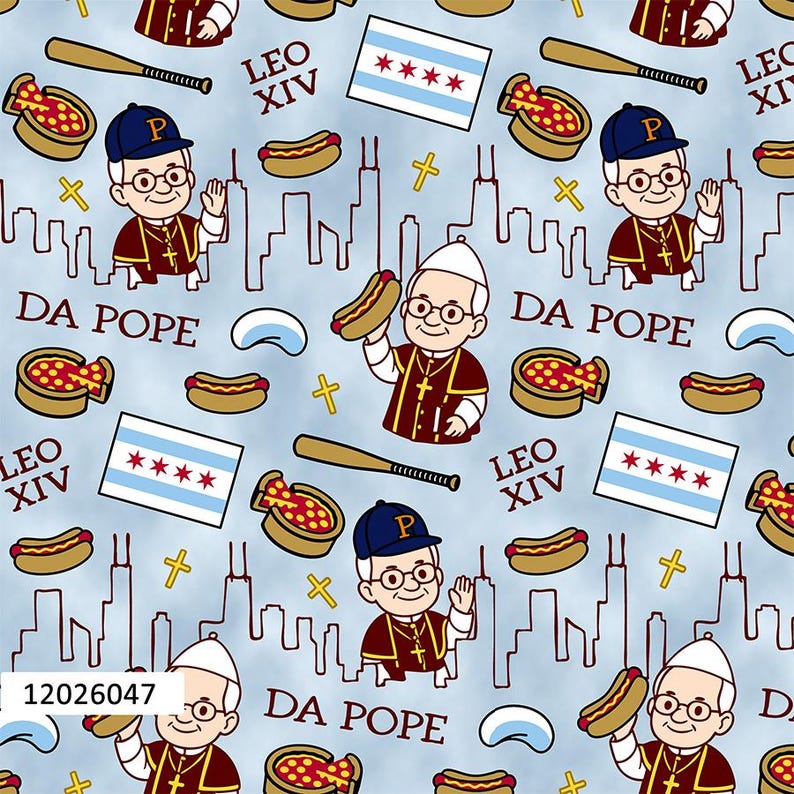 Peut inclure: Motif r&eacute;p&eacute;titif sur fond bleu clair avec des illustrations de pape tenant un hot-dog, des drapeaux de Chicago, des battes de baseball et des pizzas. Les textes &laquo; DA POPE &raquo; et &laquo; L&Eacute;O XIV &raquo; sont &eacute;galement pr&eacute;sents.