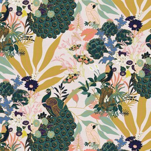 Op de afbeelding: Een kleurrijke, tropische stof met pauwen, papegaaien, vlinders en bloemen in tinten roze, groen, blauw en goud.