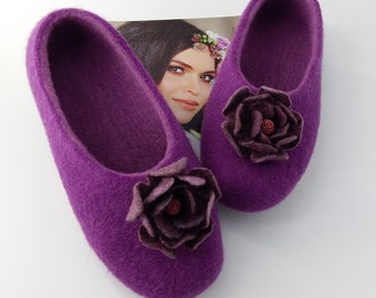 Pantufas de lã feltradas feitas à mão: decoração com flores roxas, sola de couro