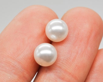 Vintage 925 Sterling Silver Pearl Stud Earrings.