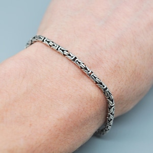 Vintage 925 Sterling Silver Byzantine Bracelet. Length: 19 cm / 7.4 inch.