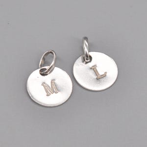 Dijes vintage de letras y etiquetas de plata de ley 925. Juego de 2.