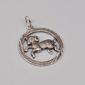 Stary holenderski wisiorek ze srebra próby 835 w kształcie znaku zodiaku Baran.