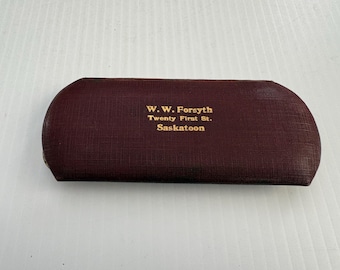 Gafas vintage con montura de plástico en su estuche original.