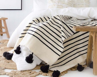 COZY THROW BLANKET - White/Black Blanket - sofa Throw - bedspread - wedding  Blanket - Wedding Blanket Gifts - Pom Pom Blanket With Tassels