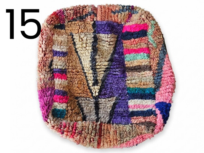 Puede incluir: Una alfombra colorida y texturizada con un dise&ntilde;o geom&eacute;trico. La alfombra presenta una variedad de colores, incluyendo rosa, morado, marr&oacute;n y azul. El n&uacute;mero "15" est&aacute; en la esquina superior izquierda. La alfombra tiene una apariencia suave y afelpada.