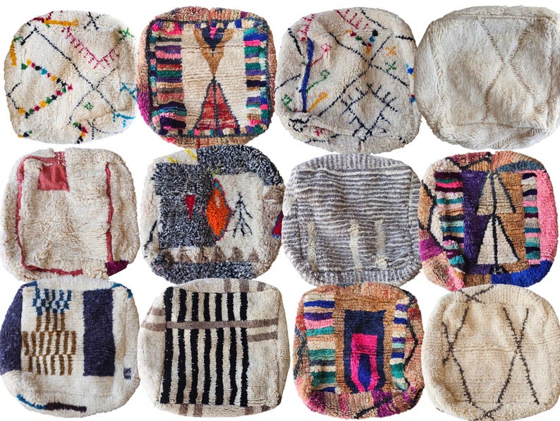 Puede incluir: Una colecci&oacute;n de doce pufs cuadrados y texturizados. Cada puf presenta un dise&ntilde;o &uacute;nico con patrones geom&eacute;tricos y colores vibrantes, incluyendo rosa, azul, naranja y verde, sobre un fondo neutro. Los pufs est&aacute;n dispuestos en una cuadr&iacute;cula.