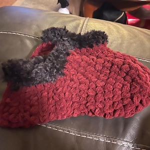 Most comfortable slipper- socks ever medium maroon/black