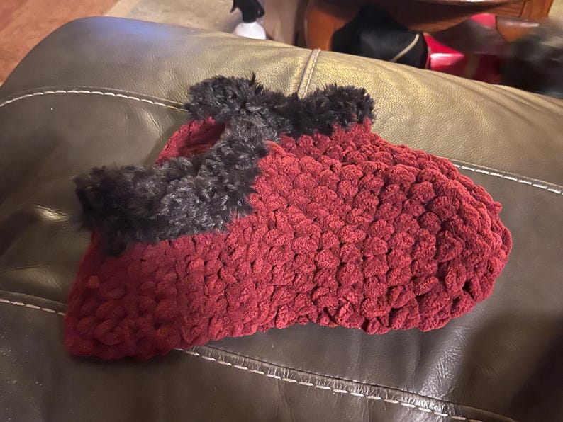 Most comfortable slipper- socks ever medium maroon/black