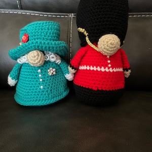 Queen E. And her Guardsmen gnomes
