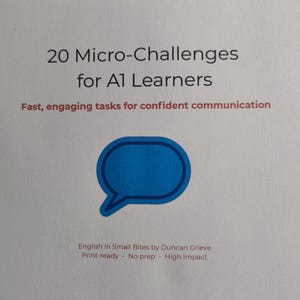 以下が含まれることがあります： 「20 Micro-Challenges for AI Learners」と黒字で書かれた白い紙。 「Fast, engaging tasks for confident communication」というテキストは赤色。 青い吹き出しのグラフィックが中央に配置されています。 追加のテキストには「English in Small Bites」が含まれています。
