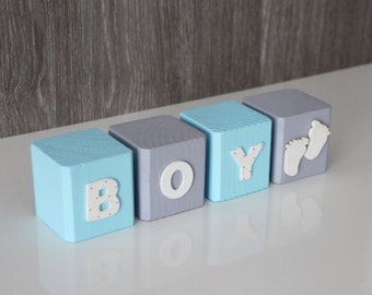 4 Holzwürfel mit den Buchstaben "BOY" mit Babyfüßen