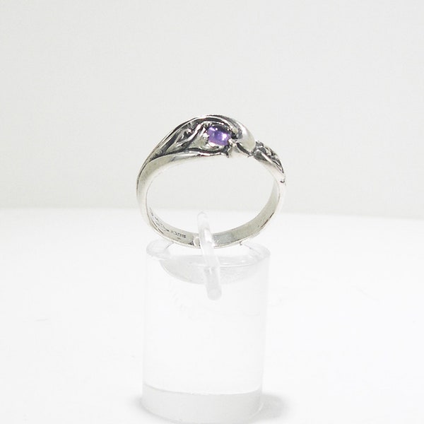 Wave Ring with Gemstone