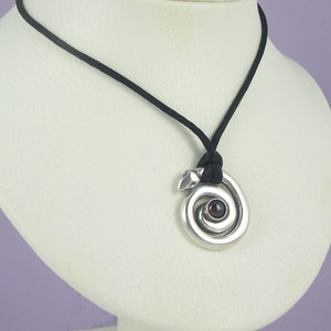 Collier serpent enroulé avec pierre précieuse