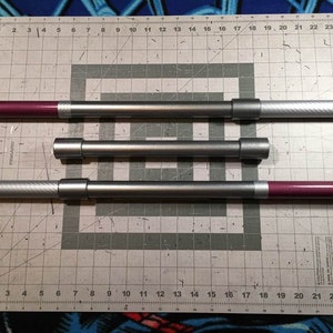 Bastón de disfraz plegable Gambit: fibra de carbono plateada y magenta, 1,5 m de largo