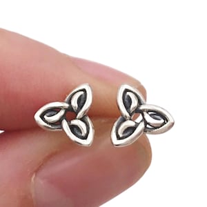 Orecchini a bottone con nodo della Trinità Triquetra in argento sterling, irlandesi, vichinghi, nodo celtico, orecchini unisex piccoli. Gioielli fatti a mano per lui o per lei