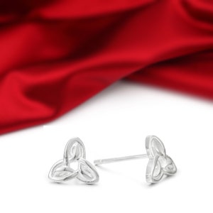 Orecchini a bottone con nodo della Trinità Triquetra in argento sterling, irlandesi, vichinghi, nodo celtico, orecchini unisex piccoli. Gioielli fatti a mano per lui o per lei