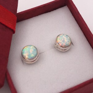 Oorbellen van sterling zilver met iriserende witte vuuropaal, 3-8 mm