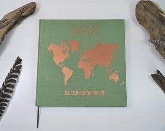personalisiertes Reisetagebuch mit Weltkarte in Kupfer auf grünem Leinen für eure Erinnerungen auf Weltreise Reise Tagebuch Album