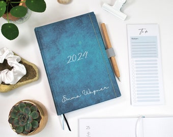 Weekplanner & afsprakenkalender 2024 A5 met balpen en penhouder weekoverzicht I individueel gepersonaliseerde naam blauw donkerblauw