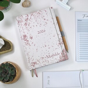 Agenda semanal e calendário de compromissos 2026 A5, capa dura, agenda de bolso | Elástico para caneta | Personalizado | Speckles Old Pink