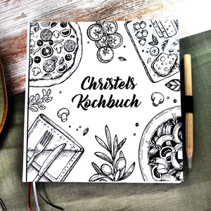 Könnte beinhalten: Ein schwarz-weißes Kochbuch mit dem Titel "Christels Kochbuch" mit Illustrationen von Pizza, Tomaten, Käse, Pasta und anderen Lebensmitteln. Ein Bleistift aus Holz ist mit einem schwarzen Band am Buch befestigt. Das Buch liegt auf einer Holzoberfläche.
