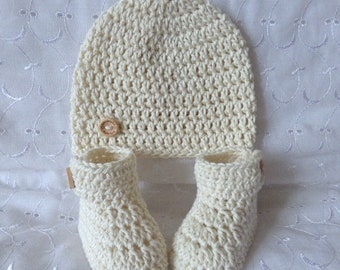 Handmade cotton ecru hand crochet hat and cuffed boots / booties / bootees / shoes to fit newborn 0-3 3-6 6-9 or 9-12 month baby UK seller