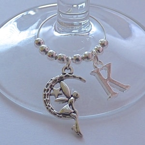Personalizado tom de prata tinkerbell fada inicial/carta vinho/gin vidro encantos presente aniversário etc vendedor do reino unido