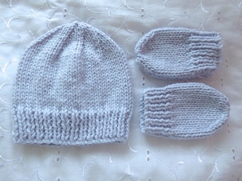 Newborn or 0-3 month baby silver grey hand knitted first hat and mittens set also fit reborn doll UK seller