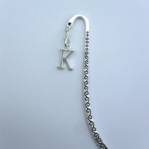 1 x Marcapáginas personalizado con letras/iniciales de plata antigua A-Z en espiral, regalo de cumpleaños o boda, completo con bolsa de regalo de organza