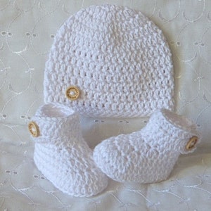 Handmade cotton white hand crochet hat and cuffed boots / booties / bootees /shoes to fit newborn 0-3 3-6 or 6-12 month baby UK seller