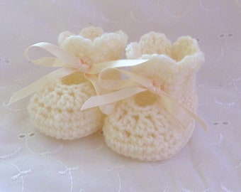 Newborn or 0-3 months baby cream handmade crochet shoes / bootees fit newborn baby / reborn doll / baby gift UK seller