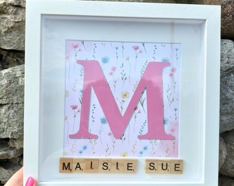 Moldura personalizada para bebês, presente para meninas, moldura scrabble para bebês, novo presente para bebês, ideia de presente para bebês, presente para meninas, ideia de presente para moldura inicial de bebê