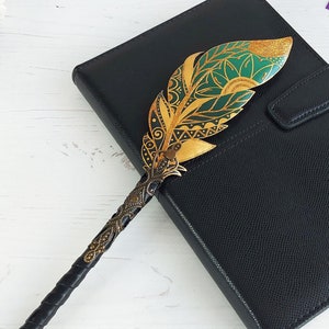 Magische bruiloftspen voor gastenboek, gepersonaliseerde fantasiepen met naam, sprankelende smaragd gouden verenpen, mysterieboekpen heidense stylo pluim