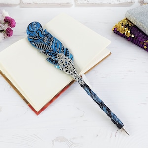 Caneta para presente de Dia das Mães para esposa, Caneta com pena azul brilhante, Caneta personalizada feita à mão, Caneta esferográfica preta personalizada, Caneta misteriosa para caderno de bruxos
