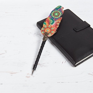 Stylo plume coloré unique, cadeau stylo pour professeur de yoga pour anniversaire, stylo mandala de yoga, plume d'oie fantaisie personnalisée, stylo de calligraphie fontaine, stylo mignon