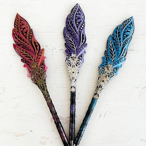 Penna fantasy in pelle con piume, penna magica per matrimonio, penna grimorio, penna per diario fantasy, penna a sfera personalizzata, penna stilografica personalizzata per calligrafia
