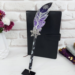 Penna a sfera viola e argento con piuma, regalo di Natale per la nipote, penna in pelle per diario, regalo per scrittrice, penna a sfera blu con decorazioni scintillanti