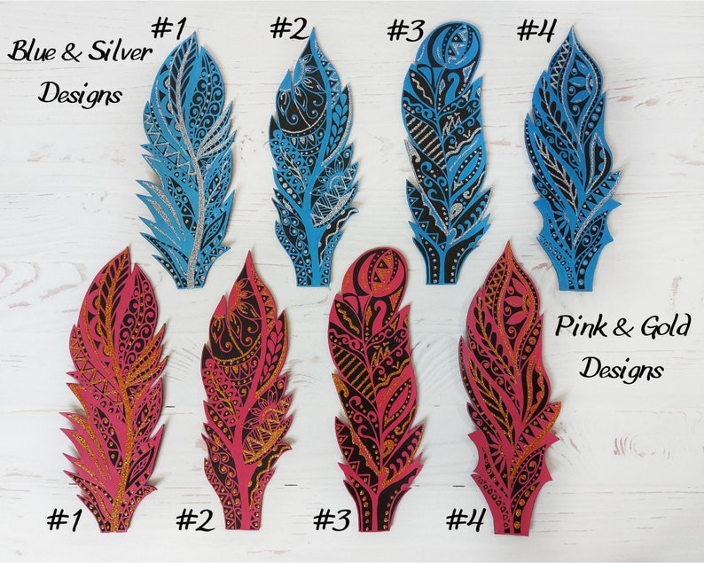 Puede incluir: Recortes decorativos en forma de pluma en dise&ntilde;os azul y plata, y rosa y dorado. Cada pluma presenta patrones intrincados y detalles brillantes. La imagen incluye el texto "Blue & Silver Designs" y "Pink & Gold Designs".