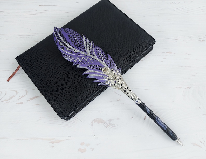Anpassad reservoarpenna Mors dag-present till fru Fantasy bröllopsgästbokpenna Lila fjäderpenna skrivande läderjournalpenna Glitter penna bild 3