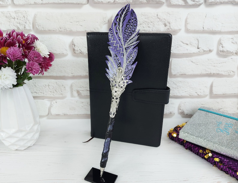 Anpassad reservoarpenna Mors dag-present till fru Fantasy bröllopsgästbokpenna Lila fjäderpenna skrivande läderjournalpenna Glitter penna bild 1