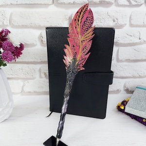 Bolígrafo hecho a mano, bolígrafo de escritura único, bolígrafo de pluma rosa brillante, bolígrafo decorativo de escritorio, bolígrafo de diario místico adornado, regalo para hermana