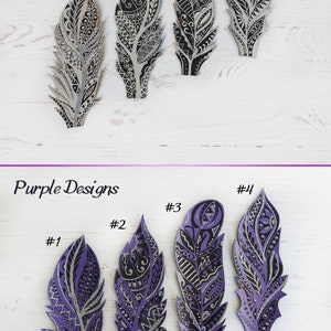 Puede incluir: Dise&ntilde;os decorativos en forma de pluma en plata y morado, cada uno con intrincados patrones negros. La imagen muestra ocho plumas, cuatro plateadas y cuatro moradas, con los textos "Silver Designs" y "Purple Designs".