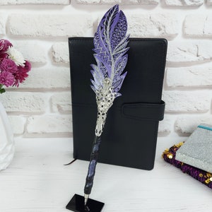 Bolígrafo de pluma morada personalizado, regalo para esposa por el Día de la Madre, herramienta de escritura mágica, bolígrafo único hecho a mano, regalo para escritor, bolígrafo pagano, bolígrafo con varita de bruja para niña