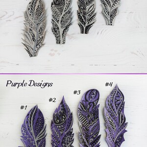 Puede incluir: Recortes decorativos en forma de pluma en plata y morado, con intrincados patrones negros. La imagen muestra dos conjuntos de cuatro plumas, numeradas del #1 al #4. El conjunto superior es plateado, y el conjunto inferior es morado. El texto "Silver Designs" y "Purple Designs" est&aacute; en la parte superior.