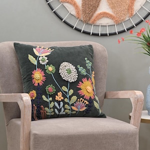 Lujosa funda de cojín de terciopelo hecha a mano con bordado floral: almohada de primera calidad para sofá, cama y decoración de sala de estar: regalo perfecto para ella